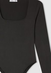 Czarny body z długim rękawem z kwadratowym dekoltem, wykonane z gładkiego, elastycznego materiału. Krój jest dopasowany, z minimalną ilością szwów i bez wzorów.