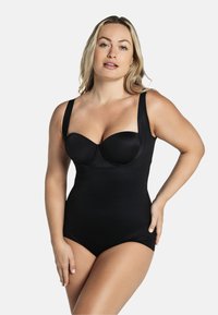 Zwarte één-piece zwempak met gevormde cups, brede banden en een gladde, matte afwerking. Heeft een getailleerd ontwerp dat de silhouet accentueert.