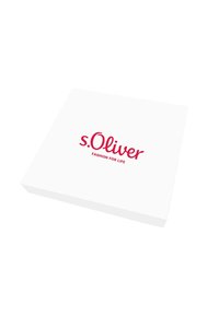 Scatola bianca con coperchio piatto caratterizzata da un logo rosso che recita "s.Oliver" e il testo "FASHION FOR LIFE" in un design curvo. Stile minimalista.