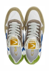 Sneakers in suede bianco e beige con accenti blu e verdi, caratterizzati da una chiusura con lacci e una finitura testurizzata. Branding visibile sulla linguetta.