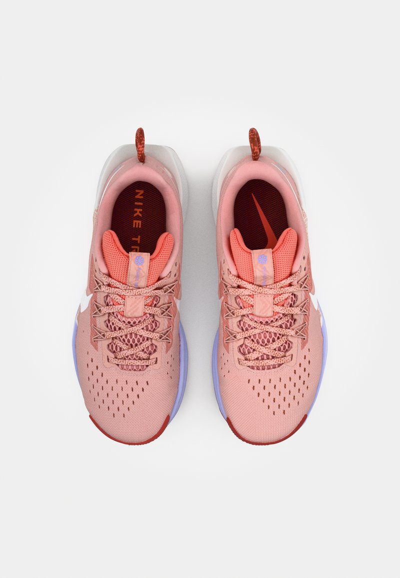 Różowe buty sportowe z teksturowaną siateczką na cholewce, dopasowanymi sznurówkami i białymi akcentami. Posiadają amortyzującą podeszwę z jasnoniebieską podeszwą zewnętrzną.