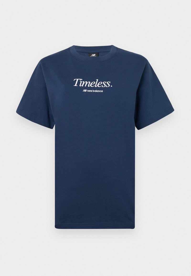 T-shirt bleu marine New Balance avec le texte "Timeless." imprimé en blanc sur la poitrine, col rond et manches courtes.