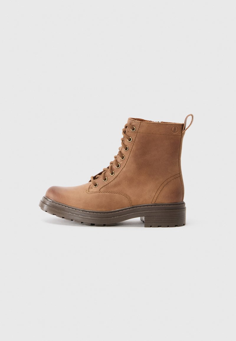 Bottines lacées en cuir marron avec une languette et une semelle robuste marron foncé, présentées de l'extérieur sur un fond clair.