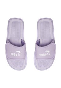Fioletowe klapki z gumy z teksturowaną wkładką, szerokim paskiem z logo oraz żeberkowaną podeszwą dla lepszej przyczepności. Lekkie i wygodne w noszeniu.