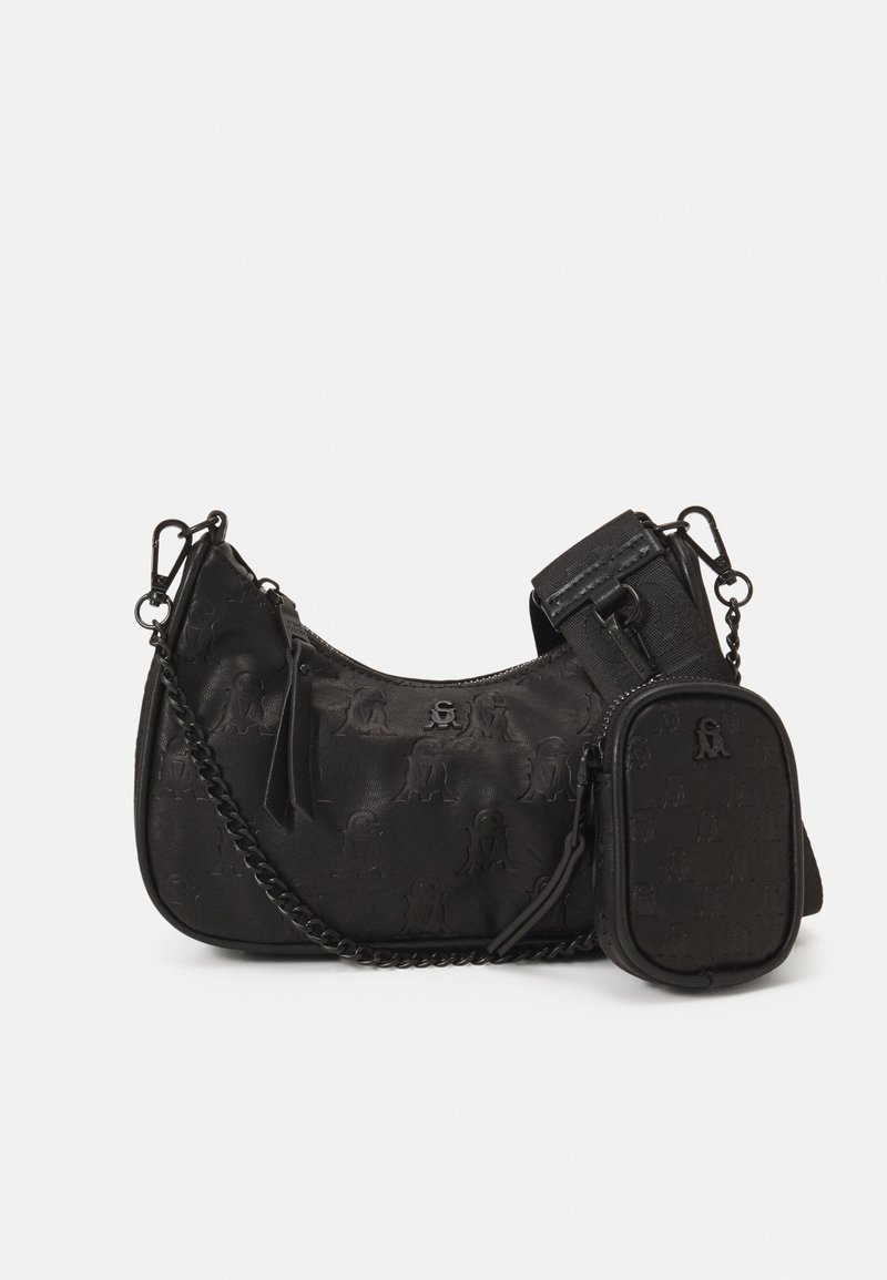 Schwarze Lederhandtasche mit einer geschwungenen Form, geprägtem Muster, abnehmbarem kleinen Täschchen, Ketten- und Stoffträger, Quastendetails und Logo-Akzenten.