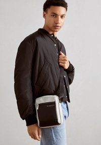 bugatti SHOULDERBAG SMALL - Bandolera - light grey