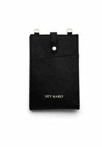 Schwarze, strukturierte Lederhülle mit Druckverschluss, ausgestattet mit goldenen Beschlägen und geprägtem "HEY MARLY"-Logo am Boden.