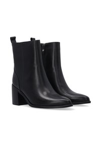 Černé kožené kotníkové boty s hladkým povrchem, špičatou špičkou, blokovým podpatkem, bočním zipem a poutky pro snadné nazouvání.