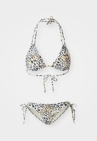 Bikini set s leopardím vzorem obsahující trojúhelníkový top a spodní díly se zavazováním na bocích. Materiál má hladkou texturu v odstínech černé, béžové a bílé.