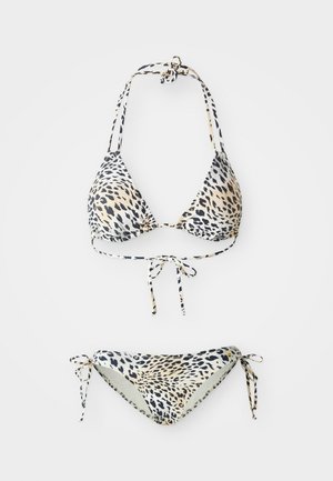 Bikini set s leopardím vzorem obsahující trojúhelníkový top a spodní díly se zavazováním na bocích. Materiál má hladkou texturu v odstínech černé, béžové a bílé.
