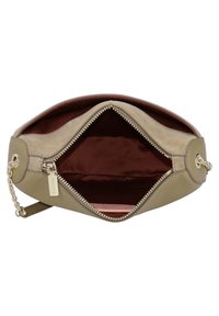 Olivgrüne Lederhandtasche mit Reißverschluss, goldenen Hardware und Kettenriemen. Innenausstattung aus dunkelbraunem Stoff, der ausreichend Platz bietet.