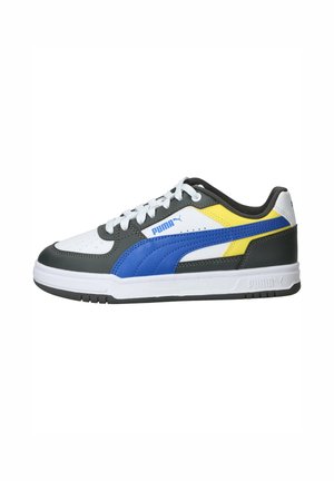 Puma lage sneaker met een witte basis, zwarte overlays, blauwe streep, gele accenten, witte veters en een gestructureerde witte zool.