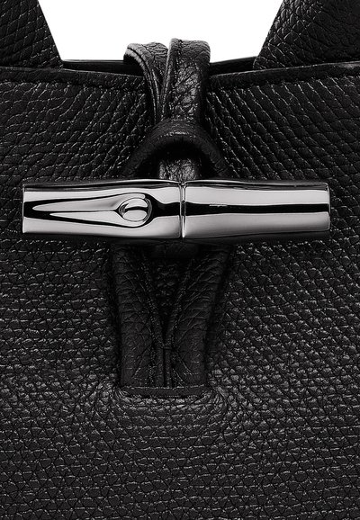 Schwarze Lederhandtasche mit strukturiertem Oberflächen, versehen mit einem polierten silbernen Verschluss. Das Design umfasst einen zentralen Verschluss.