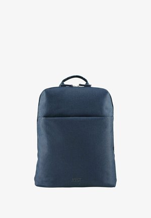 Marineblauer Rucksack aus strukturiertem Gewebe, mit einem oberen Tragegriff, einer Fronttasche und einem Reißverschluss. Minimalistisches Design mit Logodetail.