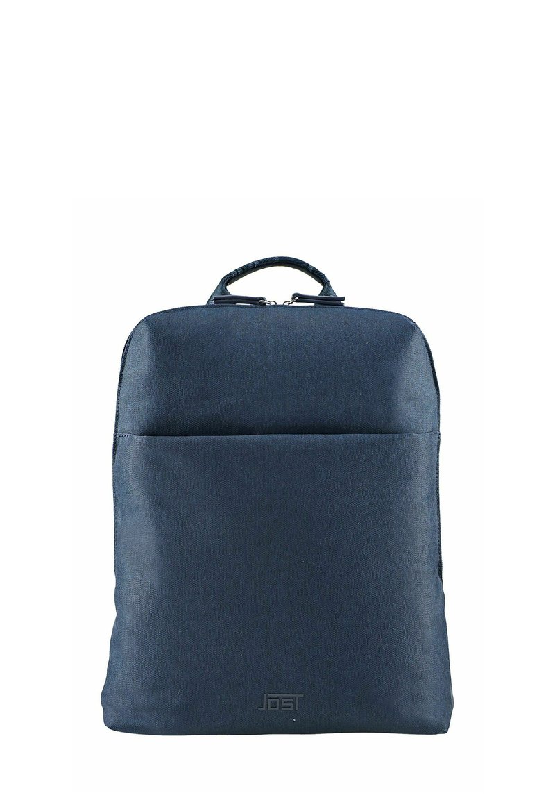 Zaino blu navy realizzato in tessuto testurizzato, dotato di manico superiore, tasca frontale e chiusura con zip. Design minimalista con dettaglio del logo.