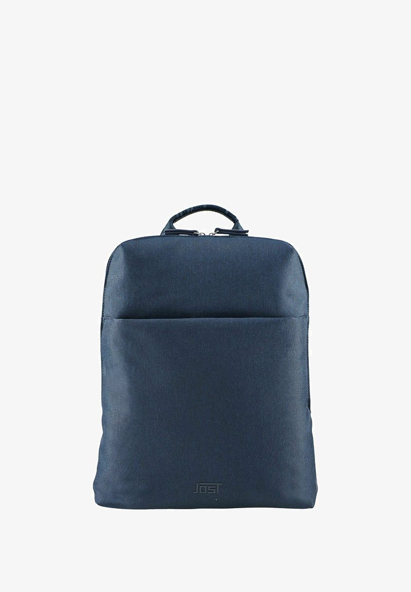 Mochila azul marino hecha de tejido texturizado, con un asa en la parte superior, un bolsillo frontal y cierre de cremallera. Diseño minimalista con detalle de logo.