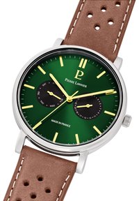 Cinturino in pelle marrone con perforazioni, cassa in metallo argentato, quadrante verde con accenti gialli, due sottodial neri e testo "Made in France".