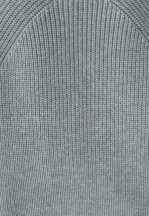 Pilkas megztas audinys su grioveliniu tekstūru, pasižymintis vertikaliomis juostelėmis ir lygiu paviršiumi. Dizainas atrodo vienodas visame paviršiuje.