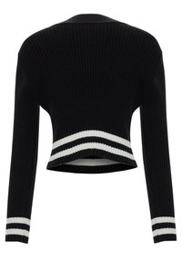 Pull noir à côtes avec des manches longues, présentant un design court et des rayures blanches horizontales à l'ourlet et aux poignets.