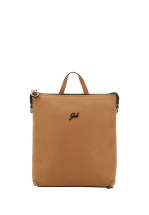 Zaino rettangolare in pelle color cuoio con manico superiore, cerniera nera e piccolo logo nero centrato davanti.