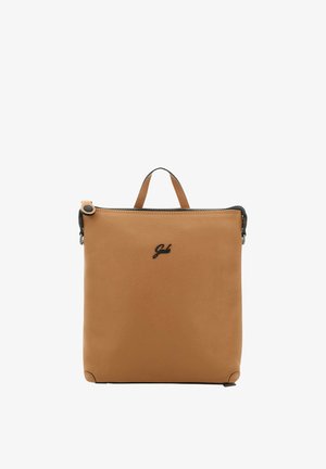 Zaino rettangolare in pelle color cuoio con manico superiore, cerniera nera e piccolo logo nero centrato davanti.