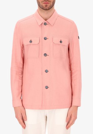 Giacca camicia rosa chiaro in cotone. Presenta bottoni blu, due tasche sul petto con pattina e un orlo dritto. Maniche lunghe con polsini.