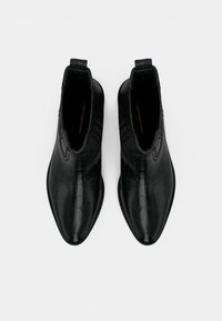 Crne gležnjače s sjajnim uzorkom krokodilske kože, šiljastim vrhom i elastičnim bočnim panelima. Minimalistički dizajn s elegantnim profilom.