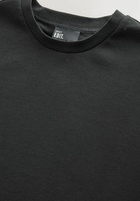 REGULAR FIT - EDIT POLY CROP - Lihtne T-särk - black