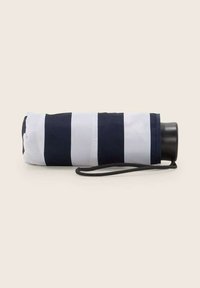 Parapluie compact pliable avec des rayures bleu marine et blanches, doté d'une poignée noire et d'une sangle pour le poignet pour un transport facile.