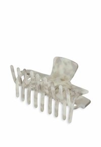 Pince à cheveux en plastique translucide, arborant un motif marbré irrégulier dans des tons de blanc et de gris, avec des dents courbées et une large prise.