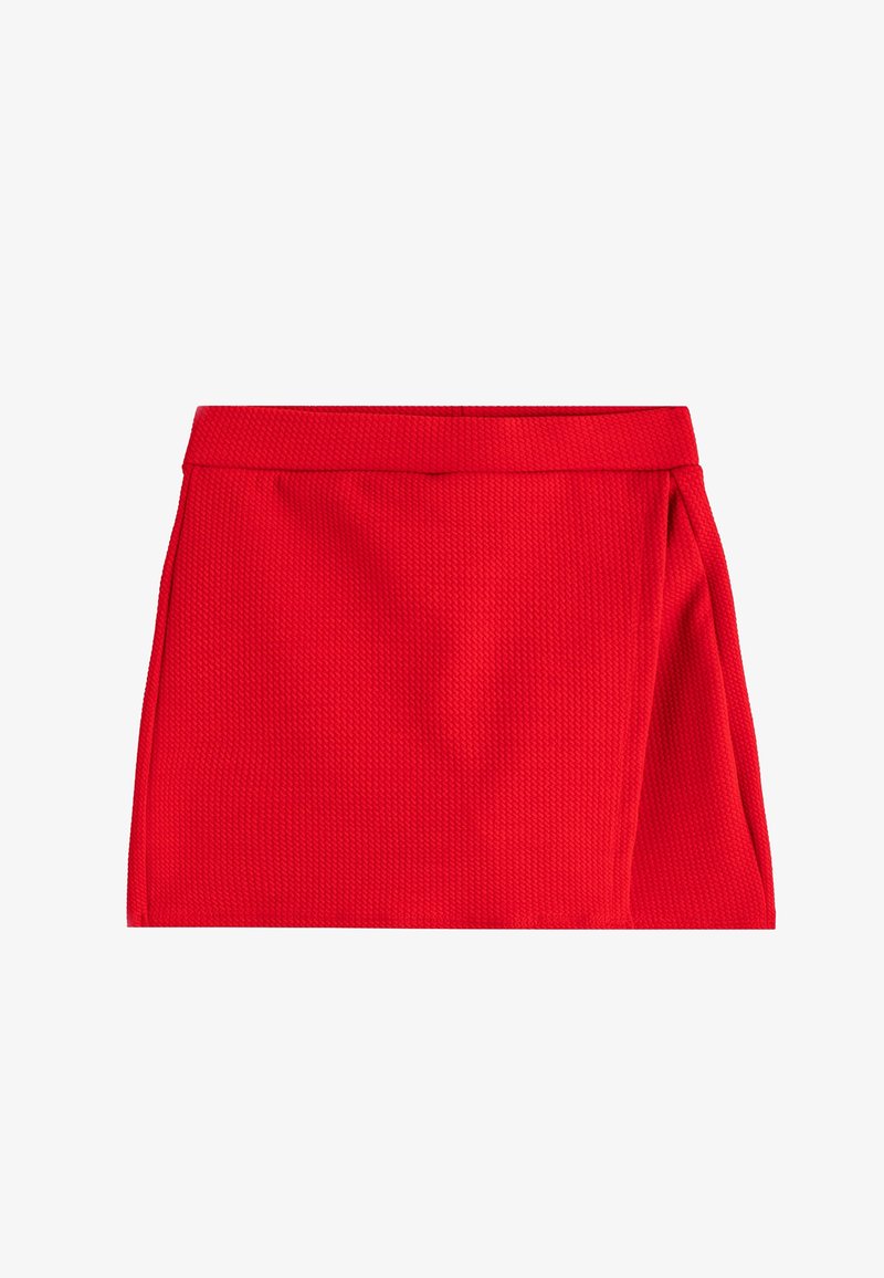 Mini-jupe texturée rouge vif avec un détail enroulé sur le côté droit, dotée d'une large ceinture.