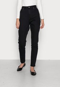 Schwarze High-Waist-Jeans mit slim Fit, ausgestattet mit Vordertaschen und einem einfachen Knopfverschluss. Glatte Textur, keine sichtbaren Muster oder Verzierungen.