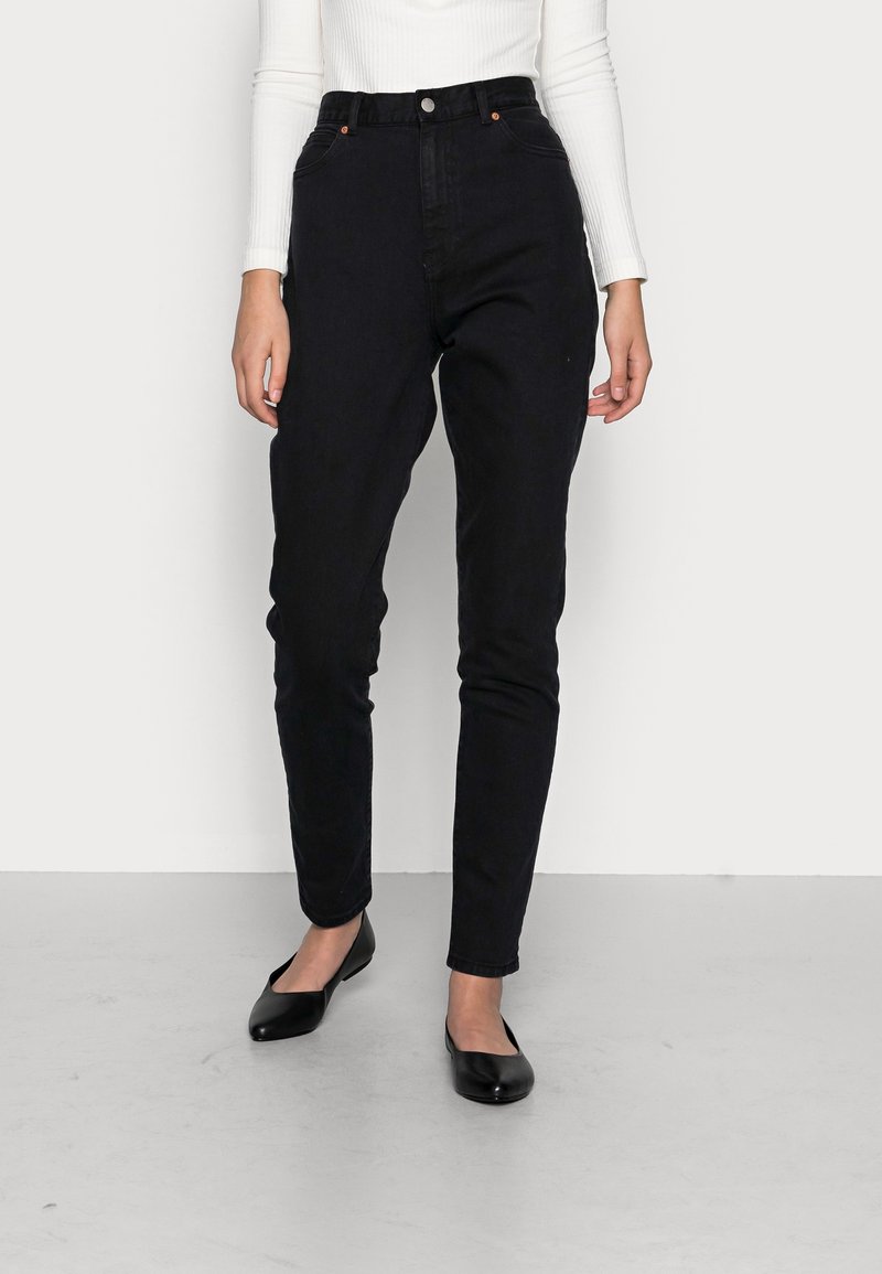 Schwarze High-Waist-Jeans mit slim Fit, ausgestattet mit Vordertaschen und einem einfachen Knopfverschluss. Glatte Textur, keine sichtbaren Muster oder Verzierungen.