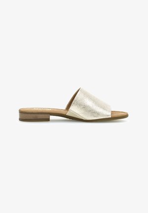 Sandale en métal doré avec un bout ouvert, dessus en cuir texturé et un petit talon en bois. Design simple et épuré avec un semelle intérieure confortable.