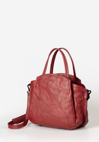 Borsa a mano rossa in pelle con due manici superiori e una tracolla regolabile. Presenta una superficie testurizzata e una forma strutturata e angolare.