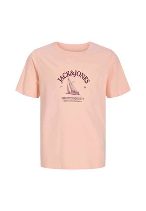 Camiseta de manga corta color rosa claro con un gráfico de un velero burdeos y el texto "JACK & JONES 1990 REMOTE COMMUNITY" en el frente.