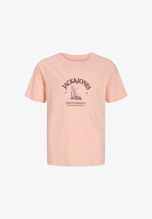 Camiseta de manga corta color rosa claro con un gráfico de un velero burdeos y el texto "JACK & JONES 1990 REMOTE COMMUNITY" en el frente.