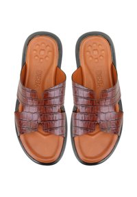 Bruine leren slippers met een gestructureerd krokodillenpatroon, dubbele banden en een gevoerde tan kleurige binnenzool. Zwarte rubberen loopzool voor grip.