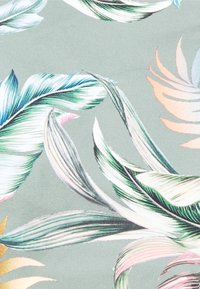 Design de tecido floral apresentando folhas verdes, rosas e azuis sobre um fundo cinza claro, com linhas detalhadas e texturas variadas.