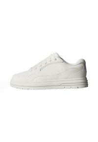 Pantofi sport albi cu un superior din piele netedă și nubuc, vârf rotund, șireturi, detalii perforate și o talpă de cauciuc groasă.