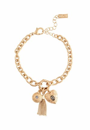 Goldfarbene Kettenarmband mit einem Herzen-Anhänger mit einem Edelstein, einem runden Anhänger mit aufwändigen Details und einem metallischen Anhänger.