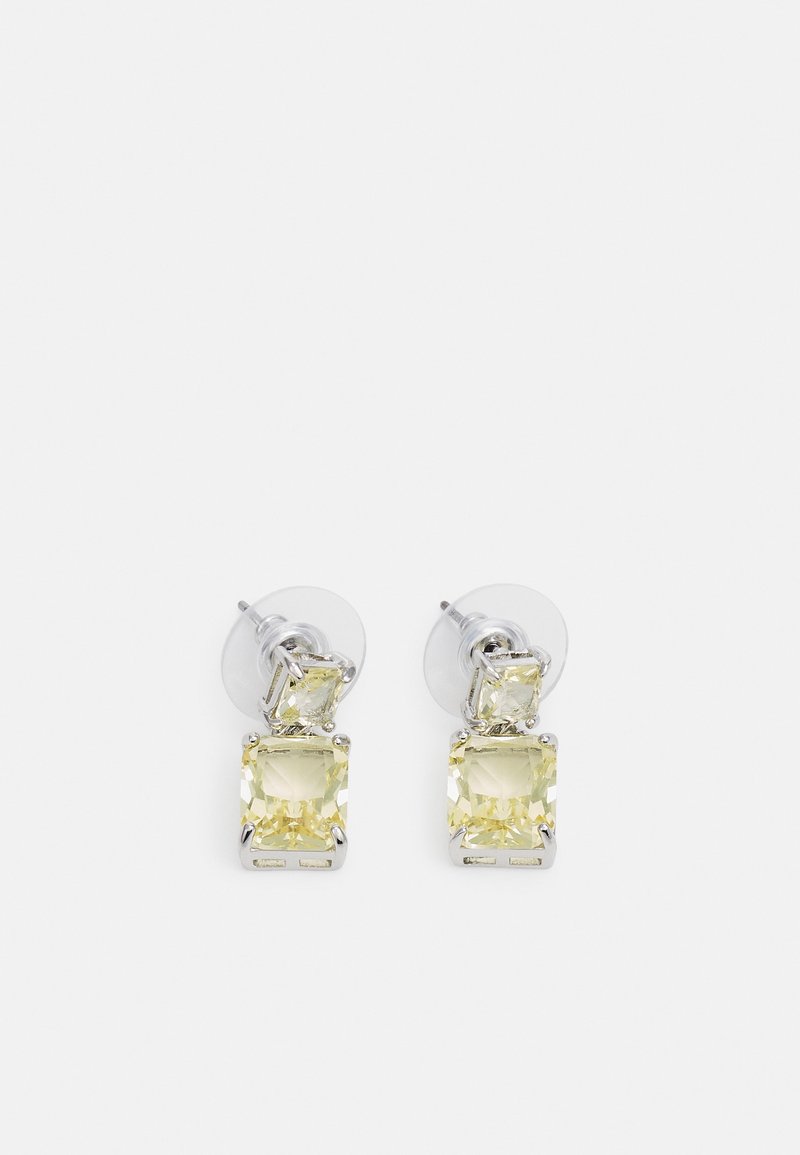 Boucles d'oreilles clous en argent avec deux pierres précieuses jaunes taillées en carré en disposition verticale et attaches arrière en plastique transparent.