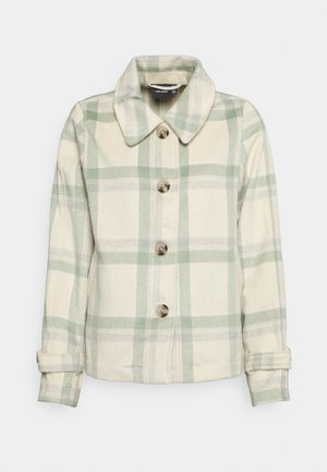 Veste à carreaux crème et verte avec un col à revers, quatre boutons marron à l'avant, et des manches retroussées ; tissu doux au toucher.
