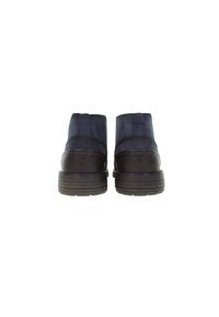 Stivali alla caviglia in pelle di colore blu scuro e marrone. Presentano una tomaia testurizzata, una suola in gomma resistente e dettagli cuciti sul tallone e sul gambale.