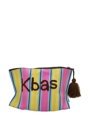 Bolso a rayas en amarillo, rosa y azul con un borlas marrón; presenta el "Kbas" bordado en marrón en la parte frontal. Construcción de tela texturizada.