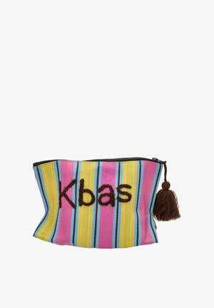 Bolso a rayas en amarillo, rosa y azul con un borlas marrón; presenta el "Kbas" bordado en marrón en la parte frontal. Construcción de tela texturizada.