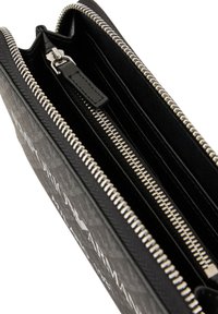 Cartera negra con patrón en relieve, cierres de cremallera plateados y múltiples compartimentos, con un tirador de cuero y detalle de logo.