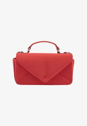 Czerwona prostokątna torebka na ramię z górnym uchwytem, klapą w stylu koperty oraz subtelnym logo na środku przodu.