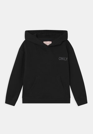 Schwarzer Kapuzenpullover mit Kängurutasche vorne und "ONLY"-Aufdruck auf der linken Brust, flach auf einem weißen Hintergrund dargestellt.
