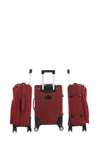 Juego de maletas de tela roja con superficie texturizada, detalles en negro, asa retráctil y ruedas giratorias. Incluye dos tamaños diferentes.